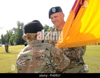 Colonel Daniel S. Ellinger, eingehende Commander 59th Ordnance Brigade, akzeptiert die Brigade Farben aus Brig. Gen. Heidi J. Hoyle, Leiter der Kampfmittel, die während eines Befehls Zeremonie Juni 15 an Whittington Feld. Ellinger war früher als Direktor, Enterprise System Direktion und tradoc Capability Manager - Erhaltung Mission Befehl an Cascom zugeordnet. Er ersetzte Oberst Sean S. Davis, der die Power-To-Brigade seit Juni 2016 geboten hatte. Stockfoto