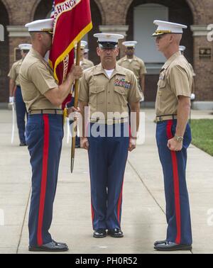 Oberst Don Tomich, Links, eingehende kommandierenden Offizier, Marine Barracks Washington D.C., hält das Marine Corps Schlacht Farben bei einem Befehl Zeremonie in der Kaserne, 20. Juni 2018. Oberst Tyler J. Zagurski seine Marine Barracks Washington D.C. aufgegeben zu oberst Don Tomich. Tomich vorher diente als stellvertretender Stabschef für Operationen, Marine Forces Central Command. Stockfoto