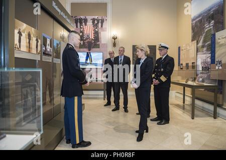 Bundesminister der Verteidigung Ursula von der Leyen (Mitte rechts) hört sich die Geschichte der Grab bewachen durch ein Grab Sentinel, 3d-US-Infanterie Regiment (Alte Garde) im Memorial Amphitheater Anzeige Zimmer auf dem Arlington National Cemetery, Arlington, Virginia, 20. Juni 2018. Von der Leyen nahmen an einem bewaffneten Kräfte die volle ehrt Wreath-Laying Zeremonie am Grab des Unbekannten Soldaten und traf sich mit hochrangigen US-Armee Führung. Stockfoto