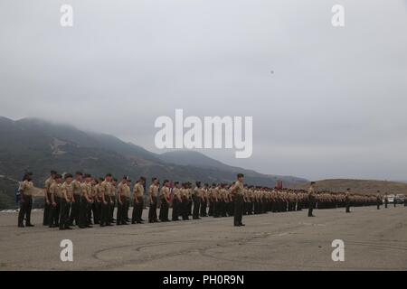 Us-Marines mit 1St Marine Regiment (1 Marines), 1st Marine Division, stand in der Ausbildung bei einem Befehl Zeremonie an der Marine Corps Base Camp Pendleton, Calif., 20. Juni 2018. Die Zeremonie wurde als formale Übertragung der Autorität und Verantwortung von Oberst Christopher D. Gideons gehalten, offgoing kommandierender Offizier der 1 Marines, zu Oberst Kevin E. Clark, die eingehenden kommandierender Offizier der 1 Marines. Stockfoto