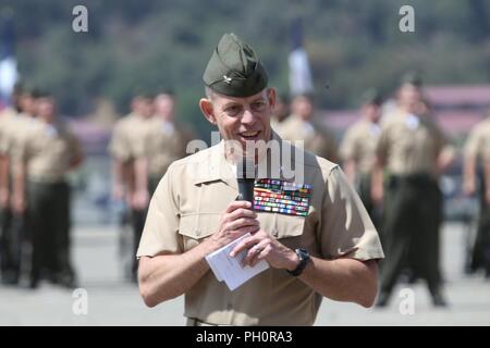 Us Marine Corps Oberst Christopher D. Gideons, offgoing kommandierender Offizier der 1. Marine Regiment (1 Marines), 1st Marine Division, HiFi-Mini-eine Rede bei einem Befehl Zeremonie an der Marine Corps Base Camp Pendleton, Calif., 20. Juni 2018. Die Zeremonie wurde als formale Übertragung der Autorität und Verantwortung von Gideons zu Oberst Kevin E. Clark, die eingehenden kommandierender Offizier der 1 Marines statt. Stockfoto