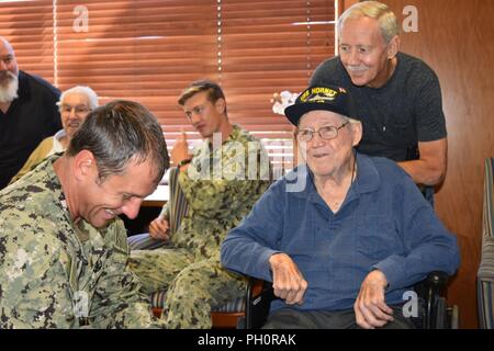 Explosive Verpackungsverordnung Entsorgung Chief Petty Officer Matthäus Ludwig von Greenville, S.C., teilt ein Lachen mit Herrn Harold Hilts, ein Navy Veteran auf der renommierten Gesundheit Monaco Ridge während Marine Woche Reno. Hilts serviert auf die U.S.S. Hornet (CV-12) wie der hintere Funker auf einem Douglass SDB Dauntless dive Bomber während des Zweiten Weltkrieges. Er nahm an mehreren renommierten Kampagnen, einschließlich der Schlacht von Okinawa und dem Untergang der Kaiserlichen Japanischen Marine Battleship Yamato. Ludwig, Teil der explosiven Verpackungsverordnung Entsorgung Gruppe eins aus San Diego, war einer von vielen Matrosen in der Stadt für Marine Woche. Marine Woche Stockfoto