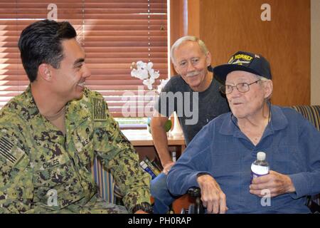 Marine Diver 2. Klasse Keoni Chiles der Vulkan, HI hört Herr Harold Hilts, ein Navy Veteran auf der renommierten Gesundheit Monaco Ridge während Marine Woche Reno. Hilts serviert auf die U.S.S. Hornet (CV-12) wie der hintere Funker auf einem Douglass SDB Dauntless dive Bomber während des Zweiten Weltkrieges. Er nahm an mehreren renommierten Kampagnen, einschließlich der Schlacht von Okinawa und dem Untergang der Kaiserlichen Japanischen Marine Battleship Yamato. Chilies, Teil des südwestlichen Regionale Maintenance Center aus San Diego, war einer von vielen Matrosen in der Stadt für Marine Woche. Marine Woche Programme dienen als der US-Navy- Stockfoto