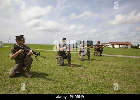 Marines mit 3. Marine Logistics Group zielen auf die fiktiven Feind Personal während der Schlacht Fähigkeiten Test Juni 20, 2018, am Lager Kinser, Okinawa, Japan. Der Kampf Fertigkeiten Test wird sichergestellt, dass die Marines in die grundlegenden Fähigkeiten für jede Situation auf dem Schlachtfeld benötigt nicht mächtig sind. Marines praktiziert buddy Binsen, Hinterhalt Bohrer und Air Attack Bohrer unter anderem gegen Angriffe, während des Kampfes Szenarien verwendet werden können. Während des CEST, Marines sind auf verschiedene Fähigkeiten wie ein Radio, Anwendung Blutsperregeräte und Umgang mit Gefangenen getestet. Stockfoto