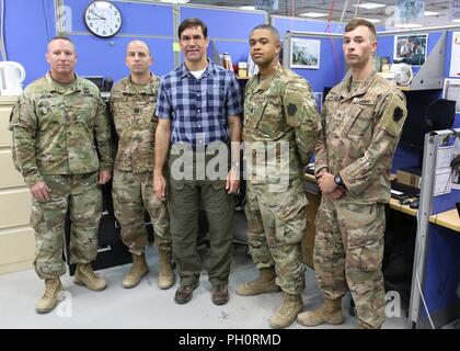 CAMP ARIFJAN, Kuwait - Sekretär der Armee Dr. Mark Esper trifft Soldaten mit der Ausbildung und Übung Abschnitt, Sitz und Hauptverwaltung Bataillon, 28 Infanterie Division, Task Force Spartan bei einer Tour durch die TFS-Hauptquartier, 21. Juni, 2018. Pause für ein Foto mit Esper sind, von links: Maj. Christopher Ries, Kapitän Steven McGouldrick, Kapitän Corey Jeffers und Sgt. David Langdon. McGouldrick erhielt eine Münze aus Esper für seine herausragenden Leistungen bei der Planung von der Task Force die Teilnahme an der 2018 eifrig Lion Übung in Jordanien. Stockfoto