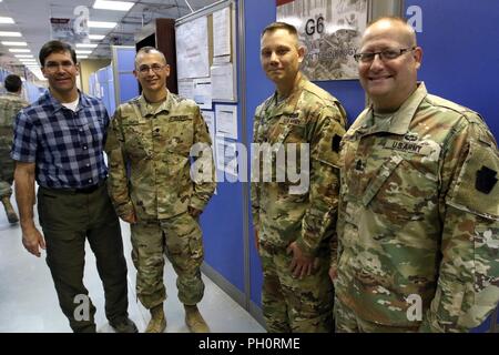 CAMP ARIFJAN, Kuwait - Sekretär der Armee Dr. Mark Esper trifft Soldaten mit der Task Force Spartan G6 (Kommunikation) Abschnitt während einer Tour von der TFS-Hauptquartier, 21. Juni, 2018. Spc. Matthew Smith (zweiter von links) erhielt eine Münze aus Esper für seine hervorragende Unterstützung von G 6 Operationen während der Bereitstellung der Sitz und die Hauptverwaltung Bataillon, 28 Infanterie Division als die TFS-zentrale Element. Auch Oberstleutnant Brett Gagnon, G6OIC gezeigt, und Sgt. Maj. David Haught, Senior Abschnitt noncommissioned Officer. Stockfoto