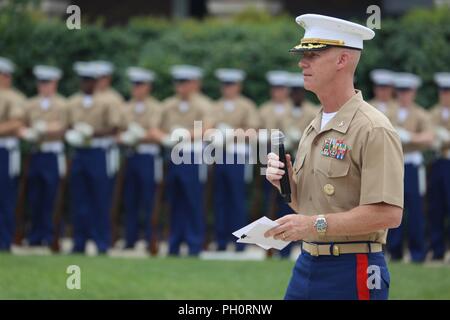 Oberst Tyler J. Zagurski, ausgehende kommandierenden Offizier, liefert Erläuterungen bei einem Befehl Zeremonie bei Marine Barracks Washington D.C., den 20. Juni 2018. Oberst Tyler J. Zagurski seine Marine Barracks Washington D.C. aufgegeben zu oberst Don Tomich. Tomich vorher diente als stellvertretender Stabschef für Operationen, Marine Forces Central Command. Stockfoto