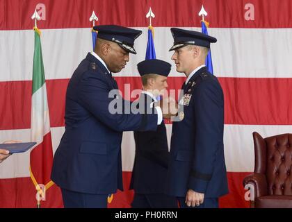 Us Air Force Generalleutnant Richard Clark, 3 Air Force Commander, Stifte die Legion des Verdienstes auf Brig. Gen. Lance Landrum, ausgehende 31 FW Commander, die während eines Befehls Zeremonie an Aviano Air Base, Italien, 21. Juni 2018. Brig. Gen. Daniel Lasica das Kommando übernahm und nun Befehle nur fest zugeordnete US Air Force Fighter Aircraft wing in der südlichen Region der NATO und rund 4.200 aktiv - militärische Aufgabe Mitglieder, fast 300 US-Zivilisten und 600 Italienische zivile Mitarbeiter. Stockfoto