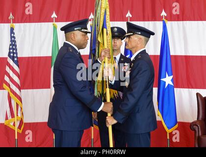 Us Air Force Generalleutnant Richard Clark, 3 Air Force Commander, Hände der 31 Fighter Wing guidon nach Brig. Gen. Daniel Lasica, 31 FW Commander, die während eines Befehls Zeremonie an Aviano Air Base, Italien, 21. Juni 2018. Lasica Befehle nur fest zugeordnete US Air Force Fighter Aircraft wing in der südlichen Region der NATO und rund 4.200 aktiv - militärische Aufgabe Mitglieder, fast 300 US-Zivilisten und 600 Italienische zivile Mitarbeiter. Stockfoto