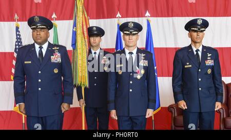 Us Air Force Generalleutnant Richard Clark, 3 Air Force Commander, Brig. Gen. Lance Landrum, ausgehende 31 FW Commander und Brig. Gen. Daniel Lasica, 31 FW Commander, stand bei einem Befehl Zeremonie an Aviano Air Base, Italien, 21. Juni 2018. Lasica Befehle nur fest zugeordnete US Air Force Fighter Aircraft wing in der südlichen Region der NATO und rund 4.200 aktiv - militärische Aufgabe Mitglieder, fast 300 US-Zivilisten und 600 Italienische zivile Mitarbeiter. Stockfoto
