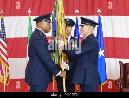 Brig. Gen. Lance Landrum verzichtet auf Befehl des 31. Jagdgeschwaders zu Generalleutnant Richard Clark, 3 Air Force Commander, die während eines Befehls Zeremonie an Aviano Air Base, Italien, 21. Juni 2018. Brig. Gen. Daniel Lasica das Kommando übernahm und nun Befehle nur fest zugeordnete US Air Force Fighter Aircraft wing in der südlichen Region der NATO und rund 4.200 aktiv - militärische Aufgabe Mitglieder, fast 300 US-Zivilisten und 600 Italienische zivile Mitarbeiter. Stockfoto