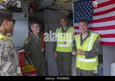 Us Air Force Maj Tschad Metiva und Kapitän Alex Begue, Piloten für Piloten, die 171St Air Refuelling Squadron, Michigan Air National Guard vor Leiten a zugeordnet - Flug Briefing mit der Crew der KC-135 während Sabre Streik 18. Sabre Streik 18 ist der achte Iteration des langjährigen US-Army Europe - LED-kooperative Ausbildung übung, die Interoperabilität zwischen den Verbündeten und Partnern in der Region zu verbessern. Die diesjährige Übung stattfinden. Juni 3-15, wobei der Schwerpunkt auf die Verbesserung der operativen Fähigkeiten zu Lande und in der Luft mit einer zusätzlichen Taste Ziel mit der NATO erweiterte Fo zu trainieren Stockfoto