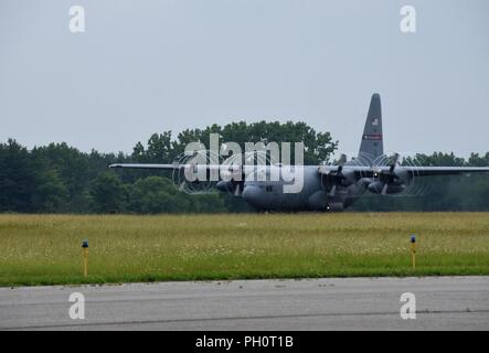 Eine C-130H Hercules bereitet sich auf den Start am 20. Juni 2018 an der 179th Airlift Wing in Mansfield, Ohio. Bringen Sie Ihr Kind zu arbeiten Tag war eine großartige Gelegenheit für militärische Eltern ihre Kinder mehr über ihre Arbeit in der Luftwaffe zu unterrichten. Stockfoto