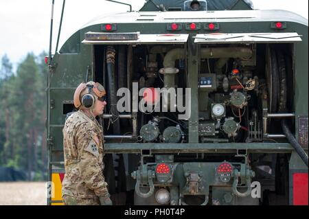 Spc. Christopher Franklin zu Task Force Viper 1 Bataillon zugeordnet, 3 Aviation Regiment, 12 Combat Aviation Brigade tankt AH-64 Apache Hubschrauber während Sabre Streik 18 Übungen in Bemowo Piskie Training Area in Orzysz, Polen, 14. Juni 2018. Stockfoto