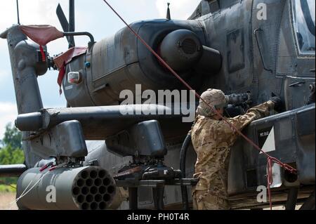 Spc. Christopher Castillo zu Task Force Viper 1 Bataillon zugeordnet, 3 Aviation Regiment, 12 Combat Aviation Brigade tankt AH-64 Apache Hubschrauber während Sabre Streik 18 Übungen in Bemowo Piskie Training Area in Orzysz, Polen, 14. Juni 2018. Stockfoto