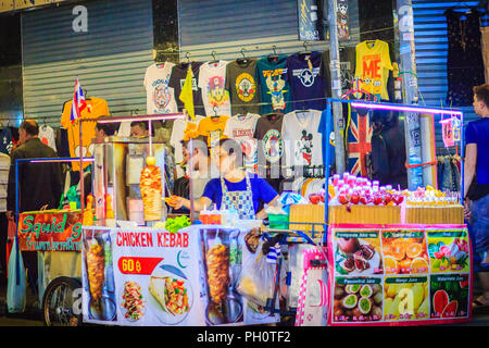 Bangkok, Thailand - 2. März 2017: Chicken Kebab ist die beliebte Straße Nahrungsmittel in Khao San Road Night Market, Bangkok, Thailand. Stockfoto