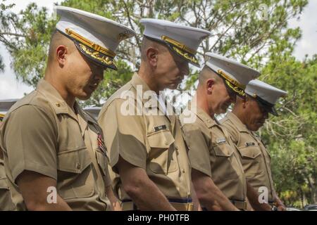 Marines mit 6 Marine Corps District (6 MCD) Betet während der anrufung Teil der Eröffnungsfeier für Recruiting Station (RS) Tampa am 20. Juni 2018 in Tampa, Florida. Von links nach rechts: Maj Richard Lee, Colonel William C. grau, Oberst Jeffrey C. Smitherman und Sgt. Maj. Cortez L. Braun. Stockfoto