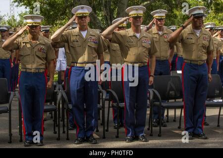 Marines mit 6 Marine Corps District (6 MCD) begrüssen die Farben während der Nationalhymne Teil der Eröffnungsfeier für Recruiting Station (RS) Tampa am 20. Juni 2018 in Tampa, Florida. Von links nach rechts: Maj Richard Lee, Colonel William C. grau, Oberst Jeffrey C. Smitherman und Sgt. Maj. Cortez L. Braun. Stockfoto