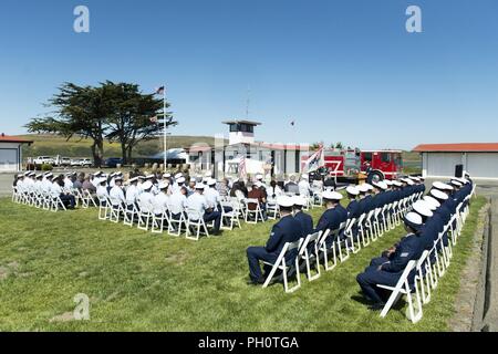 Senior Chief Petty Officer Jeremia M. Wolf übernimmt Kommando der Coast Guard Station Bodega Bay von Senior Chief Petty Officer Scott E. Slade während eines Change-of-Befehl Zeremonie, Juni 21, 2018, in Bodega Bay, Kalifornien. Station Bodega Bay ist eines von 20 Surf Stationen in der Küstenwache und hat eine Fläche von Verantwortung, die sich aus dem Sonoma County Line erstreckt sich bei Gualala River South zum Point Reyes. Stockfoto