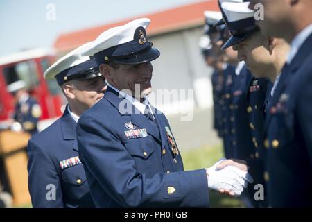 Senior Chief Petty Officer Jeremia M. Wolf übernimmt Kommando der Coast Guard Station Bodega Bay von Senior Chief Petty Officer Scott E. Slade während eines Change-of-Befehl Zeremonie, Juni 21, 2018, in Bodega Bay, Kalifornien. Station Bodega Bay ist eines von 20 Surf Stationen in der Küstenwache und hat eine Fläche von Verantwortung, die sich aus dem Sonoma County Line erstreckt sich bei Gualala River South zum Point Reyes. Stockfoto