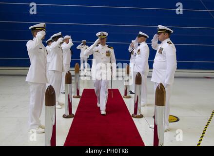 OAK Harbor, Washington (21. Juni 2018) Cmdr. Jason R. Zaharis, ausgehende Commander, Fleet Air Reconnaissance Squadron (VQ-1), ist an Bord während der Änderung des Befehls Zeremonie für VQ-1 bei Naval Air Station Whidbey Island (NAS) geleitet. Während der Zeremonie, Cmdr. Jeffery A. Walker erleichtert, Cmdr. Jason R. Zaharris als Kommandierender Offizier der 'Beobachter' der VQ-1. Stockfoto