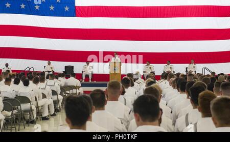 OAK Harbor, Washington (21. Juni 2018) Cmdr. Jeffery A. Walker, eingehende Commander, Fleet Air Reconnaissance Squadron (VQ-1), spricht während der Änderung der Befehl Zeremonie für VQ-1 bei Naval Air Station Whidbey Island (NAS). Während der Zeremonie, Cmdr. Jeffery A. Walker erleichtert, Cmdr. Jason R. Zaharris als Kommandierender Offizier der 'Beobachter' der VQ-1. Stockfoto