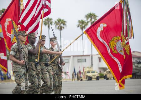 Farbe Schutz des 15 Marine Expeditionary Unit, durch die Farbe Sergeant, Sgt. Marcus Mack März in einer Parade während der kombinierten Ändern des Befehls und Relief- und Ernennung Zeremonien in Camp Pendleton, Kalifornien, 21. Juni 2018. Während der Zeremonie, Oberst Joseph R. Clearfield und Sgt. Maj. Dennis K. Campbell, ausgehende kommandierenden Offizier und Sergeant Major bzw. übertragen ihre Aufgaben und Pflichten zu oberst Jay M. Holtermann und Sgt. Maj Daniel E. Mangrum. Stockfoto