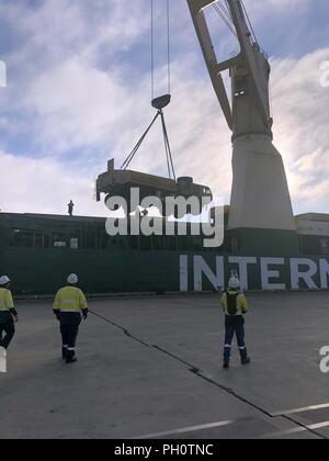 GLADSTONE, Australien - ein militärisches Fahrzeug von Voyage Military Sealift Command entladen - Charter MV Ocean Grand während der Operationen zur Unterstützung der Übung Hamel 2018 in Gladstone, Australien, 15. Juni entlassen. (Marine Stockfoto