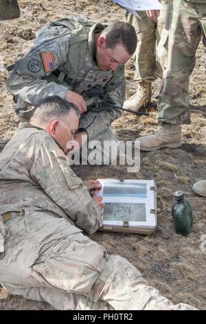 Soldaten mit Bravo Company,1-163 rd kombinierte Waffen Bataillon, Studie der Schlachtplan für eine simulierte Lane an der Orchard Training Center, Idaho, die am 19. Juni 2018. Orchard Training Center bereitgestellt, Montana Army National Guard Soldaten wertvolle Ausbildung für Ihre Infanterie Einheiten. Stockfoto