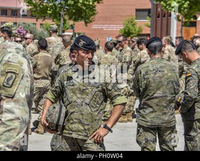 Eine spanische Fallschirmjäger hört als den kommenden Betrieb mit spanischen und amerikanischen Airborne Forces ihre Kräfte vorbereiten. Die 173Rd Airborne Brigade ist in Spanien Training mit spanischen NATO-Verbündeten in einer kombinierten Übung, bei der zwei der größten Fliegenden Brigaden in Europa ihre Bereitschaft erhöhen. Stockfoto