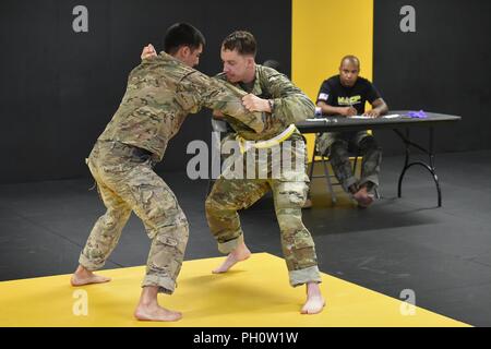 U.S. Army Staff Sgt. Joshua S. Paul, links, an der 7. Armee Noncommissioned Officer Akademie, 7. Armee Kommando (7 ATC) und die US-amerikanische Armee Sgt zugeordnet. Christian W. Calame auf das erste Bataillon zugeordnet, 4 Infanterie Regiment, 7 ATC, konkurrieren in der kämpferischen Turnier während der 7 ATC-besten Krieger Wettbewerb, Grafenwöhr Training Area, Deutschland, 21. Juni 2018. Die dreitägige Veranstaltung endet am 21. Juni mit der Ankündigung des 7. ATC-Officer, noncommissioned Officer und Soldat des Jahres. Die Gewinner werden am Bewegen in der US-Armee in Europa am besten Krieger Wettbewerb zu konkurrieren. Stockfoto