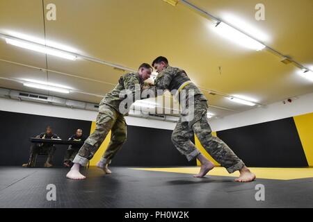 Us-Armee Sgt. Christian W. Calame, Links, und der US-Army Staff Sgt. Cesar Gonzalez, sowohl auf das erste Bataillon zugeordnet, 4 Infanterie Regiment,, 7. Armee Kommando (7 ATC) konkurrieren in der kämpferischen Turnier während der 7 ATC-besten Krieger Wettbewerb, Grafenwöhr Training Area, Deutschland, 21. Juni 2018. Die dreitägige Veranstaltung endet am 21. Juni mit der Ankündigung des 7. ATC-Officer, noncommissioned Officer und Soldat des Jahres. Die Gewinner werden am Bewegen in der US-Armee in Europa am besten Krieger Wettbewerb zu konkurrieren. Stockfoto