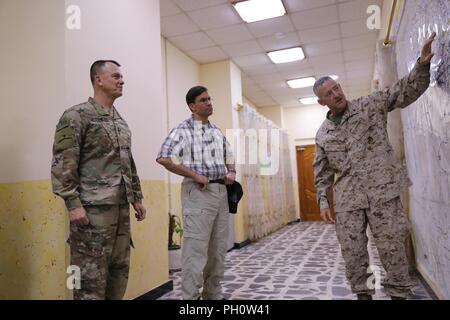 Us Marine Brig. Gen. Robert Sofge Schriftsatz der Frau Abgeordneten Dr. Mark Esper, Sekretär der Armee und der Armee Generalleutnant Paul E. Funk II, Kommandierender General der Combined Joint Task Force - inhärenten lösen, bei einem Besuch in Bagdad, Irak, 19. Juni 2018. Der Sekretär der Armee Besuche mit Service Mitglieder Unterstützung der Operation Enduring Freedom - Operation inhärenten Lösen an einer Vielzahl von Standorten in den Irak in ein Schlachtfeld Zirkulation. Stockfoto