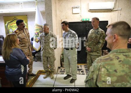 Sekretär der Armee, Herrn Abgeordneten Dr. Mark Esper, Mitte, und hochrangige irakische und koalitionsspitzen mit Combined Joint Task Force - inhärenten Lösen, unterhalten sich bei einem Besuch in Bagdad, Irak, 19. Juni 2018. Der Sekretär der Armee Besuche mit Service Mitglieder Unterstützung der Operation Enduring Freedom - Operation inhärenten Lösen an einer Vielzahl von Standorten in den Irak in ein Schlachtfeld Zirkulation. Stockfoto