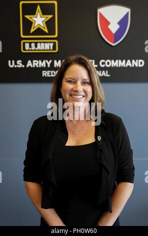 Heather Hamilton, Befehl strategischer Planer für Headquarters Army Material Command, wurde als Empfänger für den 2017 Louis Dellamonica Award für AMC hervorragende Personal des Jahres gewählt. Stockfoto