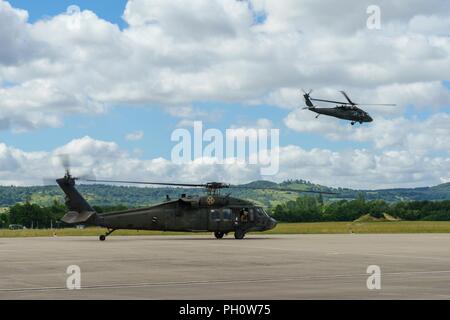 U.S. Army UH-60 Blackhawk Helicopter flight Crews mit der 4 Combat Aviation Brigade, 4 Infanterie Division, aus Fort Carson, Colorado, Land am Illesheim Army Airfield in Deutschland, 22. Juni 2018. Soldaten der Brigade in Deutschland ankam, einen 9-monatigen Einsatz zur Unterstuetzung der Atlantischen lösen, eine in den USA bemühen sich NATO-Verpflichtungen durch US-drehen-basierte Einheiten in der gesamten Europäischen theater Aggression gegen NATO-Verbündeten und Partnern in Europa abhalten zu erfüllen, zu beginnen. Stockfoto