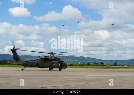 U.S. Army UH-60 Blackhawk Helicopter flight Crews mit der 4 Combat Aviation Brigade, 4 Infanterie Division, aus Fort Carson, Colorado, Land in Illesheim Army Airfield in Deutschland, 22. Juni 2018. Soldaten der Brigade in Deutschland ankam, einen 9-monatigen Einsatz zur Unterstuetzung der Atlantischen lösen, eine in den USA bemühen sich NATO-Verpflichtungen durch US-drehen-basierte Einheiten in der gesamten Europäischen theater Aggression gegen NATO-Verbündeten und Partnern in Europa abhalten zu erfüllen, zu beginnen. Stockfoto