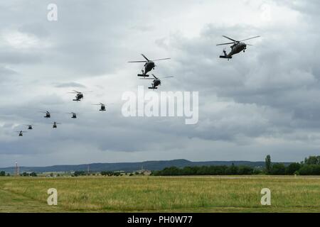 Us Army CH-47 Chinook, HH-60 und UH-60 Black Hawk Hubschraubern mit der 4 Combat Aviation Brigade, 4 Infanterie Division, aus Fort Carson, Colorado, bereiten in Illesheim Army Airfield, Deutschland zu landen, zum ersten Mal in der Unterstützung der Atlantischen Lösen am 22. Juni 2018. Soldaten der Brigade werden in Deutschland für einen 9-monatigen Einsatz zur Unterstuetzung der Atlantischen lösen, eine in den USA bemühen sich NATO-Verpflichtungen durch US-drehen-basierte Einheiten in der gesamten Europäischen theater Aggression gegen NATO-Verbündeten und Partnern in Europa abhalten zu erfüllen. Stockfoto