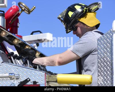Ein 28. Bauingenieur Squadron Feuerwehrmann betreibt Hebel während einer Übung in Ellsworth Air Force Base, S.D., 21. Juni 2018. Während der Übung, Kadetten und Feuerwehrmänner, 15 kontrollierten Bränden Brennen bei 700 Grad Fahrenheit. Stockfoto