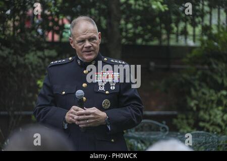 Kommandant des Marine Corps Gen. Robert B. Neller spricht mit militärischen Mitglieder und Gäste während der Werbeaktion Zeremonie in der Marine Familie Garten bei Marine Barracks Washington, Washington D.C., den 21. Juni 2018. Hintere Adm. Gregory N. Todd war bis zum 20. Kaplan des Marine Corps gefördert. Stockfoto