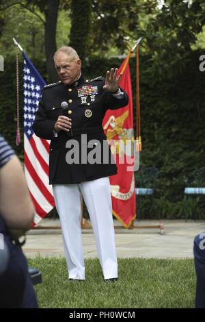 Kommandant des Marine Corps Gen. Robert B. Neller spricht mit militärischen Mitglieder und Gäste während der Werbeaktion Zeremonie in der Marine Familie Garten bei Marine Barracks Washington, Washington D.C., den 21. Juni 2018. Hintere Adm. Gregory N. Todd war bis zum 20. Kaplan des Marine Corps gefördert. Stockfoto