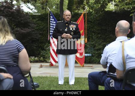 Kommandant des Marine Corps Gen. Robert B. Neller spricht mit militärischen Mitglieder und Gäste während der Werbeaktion Zeremonie in der Marine Familie Garten bei Marine Barracks Washington, Washington D.C., den 21. Juni 2018. Hintere Adm. Gregory N. Todd war bis zum 20. Kaplan des Marine Corps gefördert. Stockfoto