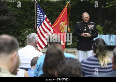 Kommandant des Marine Corps Gen. Robert B. Neller spricht mit militärischen Mitglieder und Gäste während der Werbeaktion Zeremonie in der Marine Familie Garten bei Marine Barracks Washington, Washington D.C., den 21. Juni 2018. Hintere Adm. Gregory N. Todd war bis zum 20. Kaplan des Marine Corps gefördert. Stockfoto