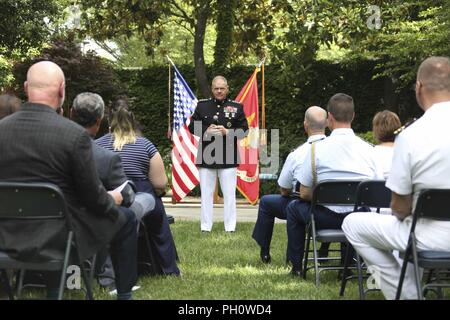Kommandant des Marine Corps Gen. Robert B. Neller spricht mit militärischen Mitglieder und Gäste während der Werbeaktion Zeremonie in der Marine Familie Garten bei Marine Barracks Washington, Washington D.C., den 21. Juni 2018. Hintere Adm. Gregory N. Todd war bis zum 20. Kaplan des Marine Corps gefördert. Stockfoto