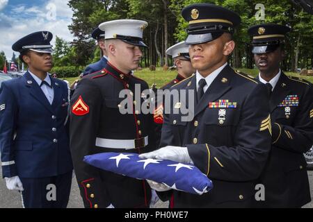 Us-Armee Sgt. Segne Sherrill, zweiter von rechts, Sgt. Raheem Rowell, rechts, sowohl mit den New Jersey Army National Guard, eine Fahne und eine Urne mit den cremains eines Veterans während der 29 New Jersey Mission der Ehre (NJMOH) Zeremonie an der Brigadier General William C. Doyle Veterans Memorial Friedhof im Norden Hannovers Township, New Jersey, 21. Juni 2018. Die cremains von eine Welt krieg ich Veteran Joseph S. Bey, zwei Weltkriegveterane Arthur L. Hodges und James C. Warren, zwei Korean War Veterans Wilbur J. durchbohren und Claude Robinson, drei Vietnam Veteranen Joseph F. Boone jr., Malachia Stockfoto