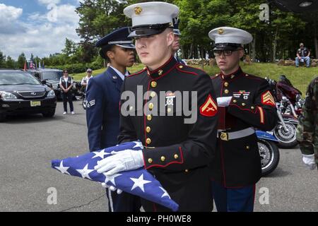 Us Marine Corps Lance Cpl. Tyler Eichman-Cothern, Links, und Sgt. Gregory Perez tragen eine Fahne und eine Urne mit den cremains eines Veterans während der 29 New Jersey Mission der Ehre (NJMOH) Zeremonie an der Brigadier General William C. Doyle Veterans Memorial Friedhof im Norden Hannovers Township, New Jersey, 21. Juni 2018. Die cremains von eine Welt krieg ich Veteran Joseph S. Bey, zwei Weltkriegveterane Arthur L. Hodges und James C. Warren, zwei Korean War Veterans Wilbur J. durchbohren und Claude Robinson, drei Vietnam Veteranen Joseph F. Boone jr., Malachia Rich Jr. und Wilbert E. Smith; und zwei Co Stockfoto