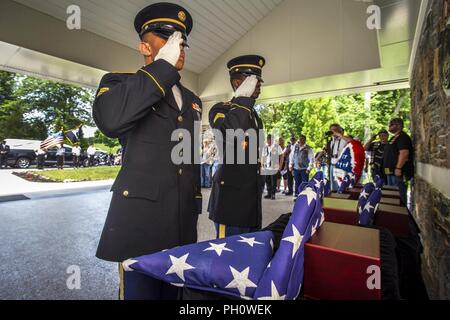 Us-Armee Sgt. Segne Sherrill, Links, und Sgt. Raheem Rowell, sowohl mit den New Jersey Army National Guard, Ehren während der 29 New Jersey Mission der Ehre (NJMOH) Zeremonie Rendering-satz Brigadegeneral William C. Doyle Veterans Memorial Friedhof im Norden Hannovers Township, New Jersey, 21. Juni 2018. Die cremains von eine Welt krieg ich Veteran Joseph S. Bey, zwei Weltkriegveterane Arthur L. Hodges und James C. Warren, zwei Korean War Veterans Wilbur J. durchbohren und Claude Robinson, drei Vietnam Veteranen Joseph F. Boone jr., Malachia Rich Jr. und Wilbert E. Smith; und zwei Kalten Krieg Veteranen C Stockfoto