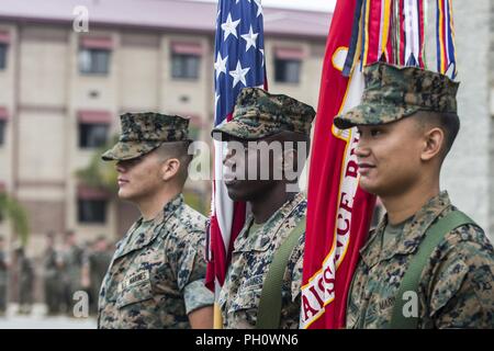 Us Marine Corps Lance Cpl. Gage Moore, Links, Sgt. Tyrone Führer, Mitte und Cpl. Anthony Deleonguerrero, rechts, alle mit 1 Light Armored Reconnaissance Bataillon, 1st Marine Division, die Teilnahme an einer Änderung des Befehls Zeremonie an der Marine Corps Base Camp Pendleton, Calif., 21. Juni 2018. Die Zeremonie vertritt die offizielle Übergabe der Behörde aus dem offgoing Kommandeur, Oberstleutnant Michael R. Nakonieczny, der mit der eingehenden Kommandeur, Oberstleutnant Dominique B. Neal. Stockfoto