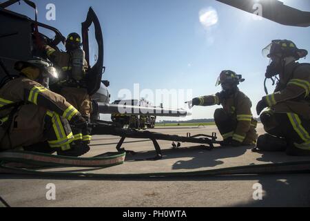 Feuerwehrmänner vom 23 d Bauingenieur Squadron (CES), installieren Sie eine Rückwand bei einem HH-60G Pave Hawk simulierten Rettung Ausbildung Szenario, 20. Juni 2018, bei Moody Air Force Base, Ga 23d CES Feuerwehrmänner der Ausbildung ihre Kenntnisse und der Vorbereitung von, wie man richtig abschalten und Rescue Crew Mitglieder aus einer HH-60 zu bewerten. Stockfoto