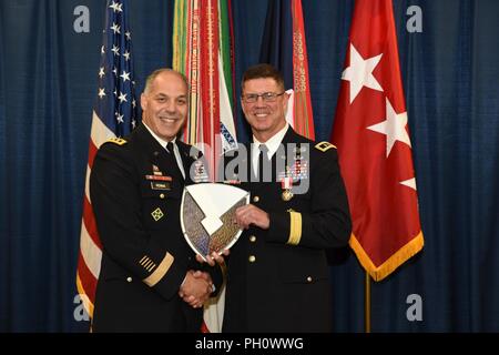 Die Armee Materiel Command Belegschaft verabschiedet sich von Generalmajor Daniel G. Mitchell, stellvertretender Stabschef für Logistik und Operations, während ein Juni 22 Preisverleihung. Der AMC-General Gus Perna präsentiert Mitchell mit dem Distinguished Service Medal. Stockfoto